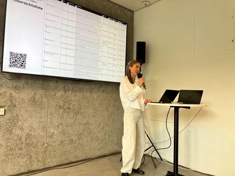 Im Anschluss gibt Theresa Amberger, Head of Research bei NExT e.V., einen Überblick über  Plattformen und Marktplätze zur Nachnutzung in der öffentlichen Verwaltung. (Bild: © Serina Sonsalla)