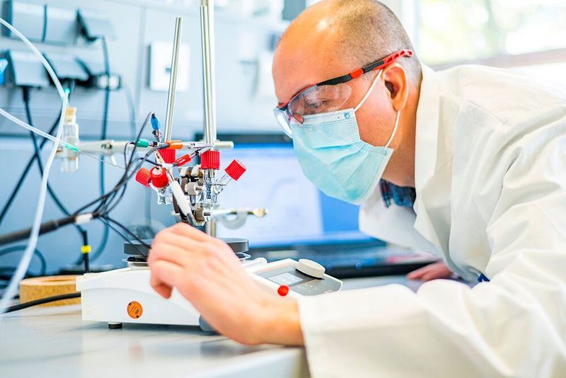 Dr. Leonardo Castañeda-Losada bei der Entwicklung des elektrobiokatalytischen Verfahrens zur CO2-Fixierung. (Marc Müller)