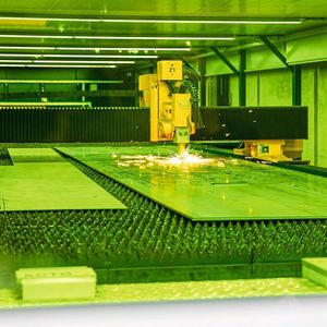 Zum Schweissen vorbereiten: Mit einem 3D-Rotor ausgestatet arbeitet die Laseranlage in einem Ablauf bis 45 ° schräge Schweisskanten an bis 25 mm dicken Blechen an.(Bild:  Microstep)