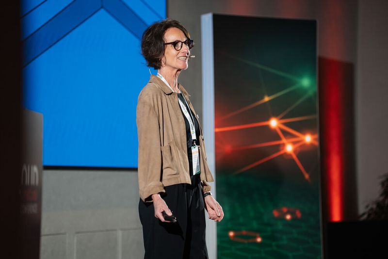 Christine Komander von Elasticsearch beleuchtet auf der Bühne den gezielten Einsatz von KI in den Bereichen Observability und Security. (Bild: Manuel Emme Fotografie / Vogel IT-Akademie)