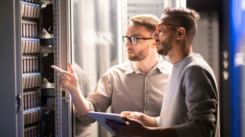 Lastbanktests simulieren die elektrische Belastung eines Rechenzentrums und ermöglichen die Prüfung von Stromversorgung, Kühlung und weiteren Infrastruktursystemen unter definierten Betriebsbedingungen.(Bild: ©  Seventyfour - stock.adobe.com)