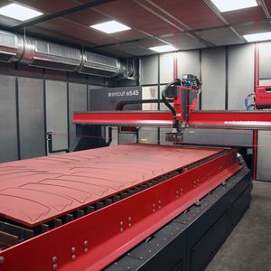 Den Kern des erlcut-silence-Systems bildet diese Plasmaportalschneidanlage e545 mit einer Spurbreite von 4500 mm und einer Laufbahnlänge von 6000 mm.