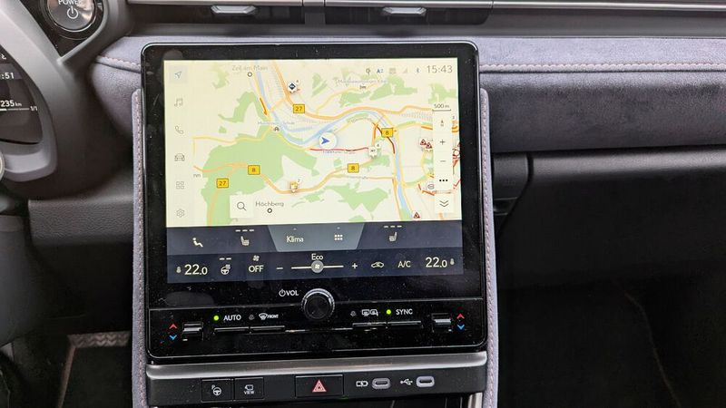 Der Bildschirm ist viel größer als im Audi und schön integriert, die Bedienung aber ziemlich komplex. Andoid Auto funktioniert nur per Kabel. (Bild: Rosenow – VCG)