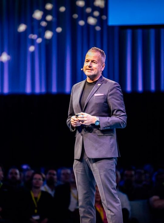 Alexander Wallner, Deutschland-Chef von Salesforce, erläutert die Strategie des Unternehmens für KI-Agenten, Slack und den Zugriff auf externe Datenquellen.(Bild:  Markus Strehlitz)