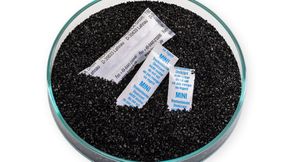 Geruchsadsorption durch Aktivkohle, bei Bedarf mit zugesetztem Trockenmittel zum Schutz vor Feuchtigkeit: TROcarbon® in verschiedenen Beutelgrößen. (Bild: TROPACK Packmittel GmbH)