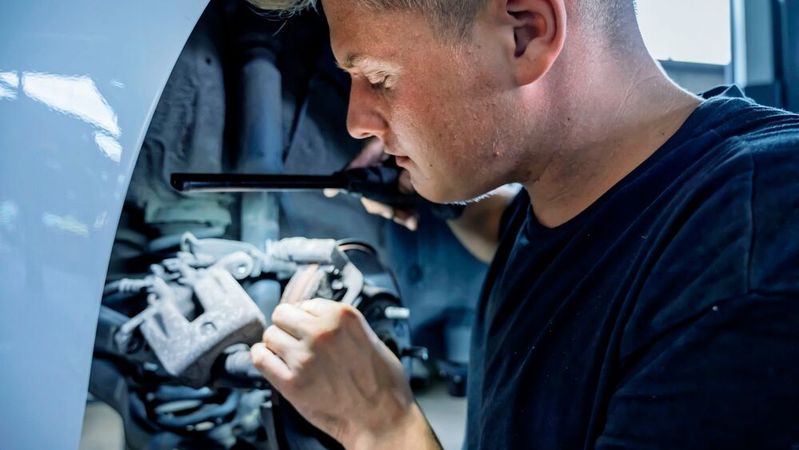 Fahrzeugreparaturen in Kfz-Betrieben dienen der Nachhaltigkeit und sind ein wichtiges Geschäftsfeld der Branche. Hierzu bedarf es keiner EU-Regulierung, so der ZDK.(Bild:  ProMotor)