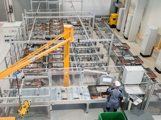 Das Vorgehen unterstützte das Projektteam bei der Konzeption und Umsetzung einer der weltweit ersten automatisierten Batteriemodulentladeanlagen der BLC – The Battery Lifecycle Company am Standort Magdeburg. (Bild:  Bosch Rexroth)