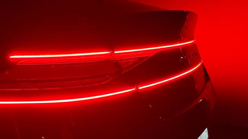 Ein echter Hingucker: Die LED-Rückleuchten betonen nicht nur die Fahrzeugbreite, sondern setzen den G90 auch in dunkler Umgebung perfekt in Szene. Ein Luxusliner, der auch bei Nacht Eindruck macht. (Bild: Schreiner – VCG)