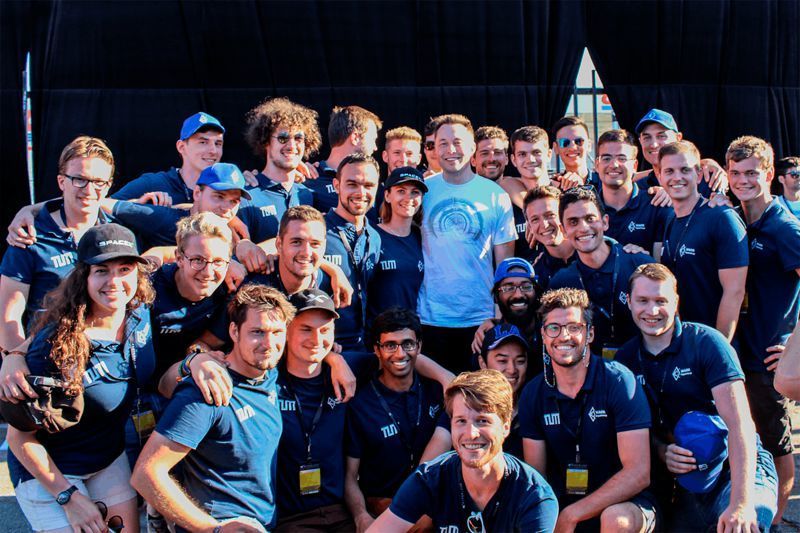 Hyperloop-Weltrekord: Das siegreiche Team der TU München – hier mit Elon Musk – setzt auf CIM Database PLM und Contact Workspaces.  (Warr Hyperloop)