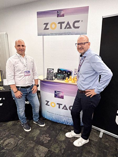 Zisis Kasparidis (l.) und Horst Günther kamen mit der preisgekönten ZOTAC Gaming Zone, einer Handheld-Gaming-Konsole, nach Rieden. (Bild: Vogel IT-Medien GmbH)