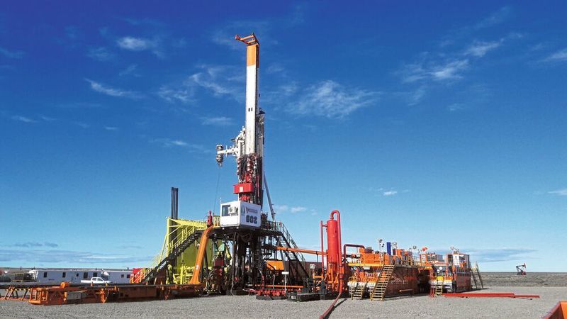 Die Tiefbohranlagen von Herrenknecht können Energievorkommen in Tiefen von bis zu 8.000 m erreichen. (Herrenknecht Vertical)