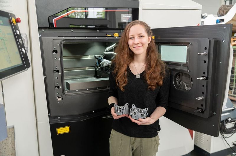 Maschinenbau-Studentin Viktoria Sobkowicz hat in ihrer Bachelorarbeit Bremssättel am Metall-3D-Drucker im Labor für Werkzeugmaschinen und Fertigungstechnik produziert. Diese werden für die E-Rennwagen des Formula-Student-Teams Racing Power Münster der FH Münster, dem die Studentin angehört, und für das Team der Technischen Universität Hamburg verwendet. (Bild: FH Münster/Frederik Tebbe)