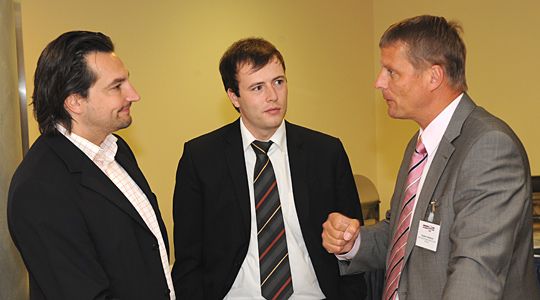 Nach der Anspannung der informelle Informationsaustausch: (v. li.) Die Kunzmann-Onliner Markus Gold und Jochen Haßdenteufel mit Stephan Maderner, stellv. Chefredakteur »kfz-betrieb«. (Archiv: Vogel Business Media)