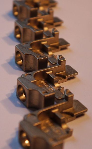 Da Siliziumtombak auf der Basis einer Kupfer-Zink-Legierung beruht, ist das äußere Erscheinungsbild den Werkstoffen Messing und Bronze ähnlich.  (Bild:Breuckmann)