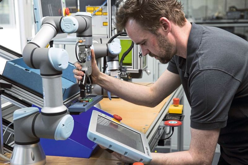 Der Mittelständler Albrecht Jung nutzt die Funktionsvielfalt von Cobots: Die Mitarbeiter suchen neue Anwendungsmöglichkeiten und übernehmen die Programmierung.  (Bild: Universal Robots)