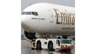 Das Manövrieren der bis zu 600 t schweren Flugzeuge ist ein enormer Kraftakt für die Schlepper. (Bild: Jebens)