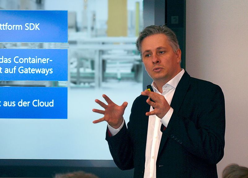 Erich Barnstedt, leader for the development from Azure IoT Edge, showed examples of how Azure IoT Edge is employed. (Stefanie Michel)