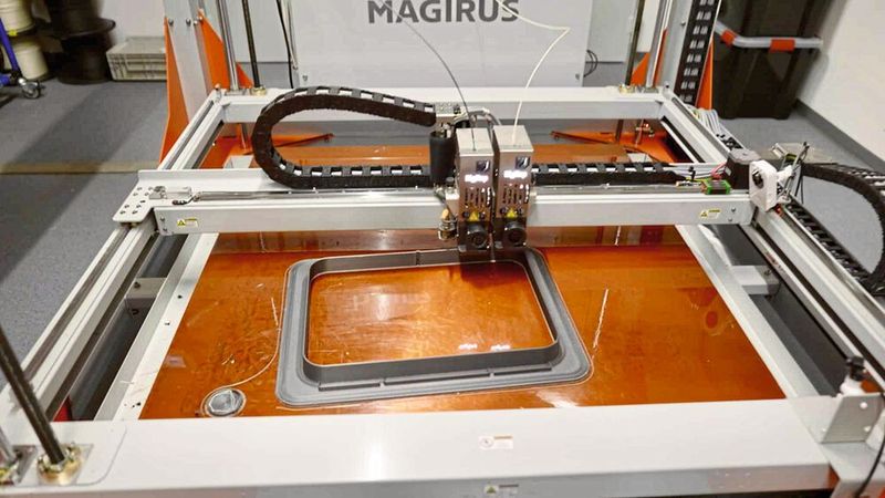 Der 3D-Drucker wird für Prototypen und End-Use-Bauteile genutzt. Hier wird ein Fensterrahmen gedruckt, der später ein integrales und lasttragendes Teil einer Tür sein wird.   (Bild: BigRep)