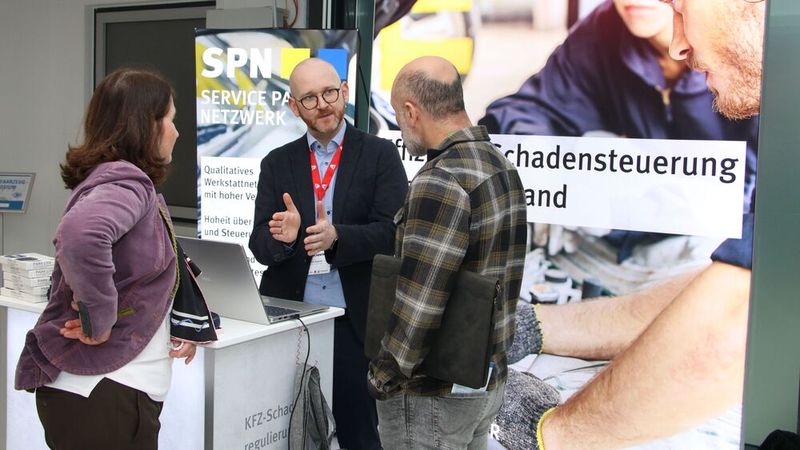 Wie sich Schadensteuerung auf die Werkstattauslastung auswirkt, erklärte das Steuerungsunternehmen SPN (Service Partner Netzwerk) den Besuchern. (Bild: Klasing)