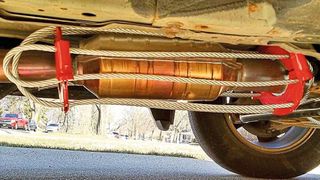 Auch hierzulande greift der Diebstahl von Autokatalysatoren immer mehr um sich. In den USA und in England wehren sich Fahrzeugbeistzer dagegen mit massieven Antiklau-Vorrichtungen. (dealerautomotive)