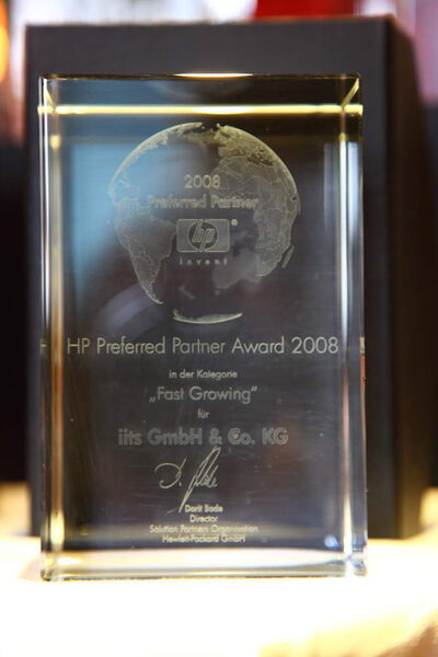 Der zwei Kilogramm schwere, gläserne Pokal zeichnet besondere Leistungen der HP-Partner aus. (Archiv: Vogel Business Media)
