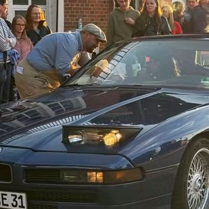 Keine Probleme, Mitfahrer zu finden, hatte Arian Malek. Sein 30 Jahre alter BMW 840 CI geizt nicht mit gutem Sound (dank V8 und 286 PS), er bietet auch technische Raffinesse (Klappscheinwerfer). „Mit dem Rollenden Museum kommst du schnell mit anderen Menschen ins Gespräch und kannst sie für unser Hobby begeistern. Wirklich ein super Event und eine tolle Idee“, sagt Arian.(Bild:  OCC)