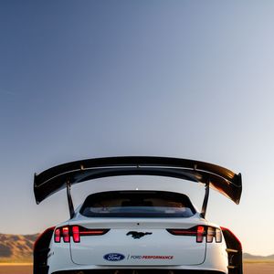 Das spezielle Aerodynamik-Design sorgt bei 257 km/h für eine Tonne Abtrieb.(Bild:  Ford)