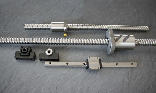 (Bild: Indunorm lieferte für den Lifter einen gerollten THK-Kugelgewindetrieb und zwei THK-Linearführungen. Bild: Indunorm Bewegungstechnik GmbH)