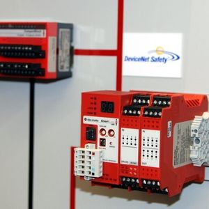 Abb.1: Weniger ist mehr: Mit den intelligenten Sicherheitsrelais SmartGuard 600 lassen sich kleinere Applikationen sicher steuern, und zwar ohne Einbußen bei der Flexibilität, da sich die Geräte in das CIP-Safety-Protokoll einbinden lassen.