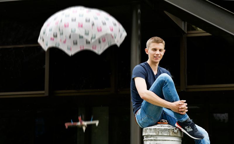 Drohnen übernehmen immer öfter Transport- oder Beobachtungsaufgaben – häufig auch autonom. Da ist eine Absturzsicherung unerlässlich, finden Falk-Vincent von Appen und Nick und Lasse Michaelis. Ihre Entwicklung besteht aus einem künstlichen neuronalen Netz mit 16 einzelnen Neuronen auf drei Ebenen. Diese sind so programmiert, dass sie lernen, Entscheidungen selbstständig zu treffen. Die Jungforscher bauten einen Quadrokopter inklusive Steuerung. Ein integrierter Beschleunigungssensor und ein Gyroskop ermitteln Flugdaten wie Beschleunigung, Geschwindigkeit und Rotation. In einer Serie von Trainingsflügen lernt das System die Parameter für einen stabilen Flug kennen und diese von einer Absturzsituation zu unterscheiden. Droht ein Absturz, schaltet sich der Motor sofort ab und ein Fallschirm öffnet sich. (Bild: Jugend forscht e.V.)