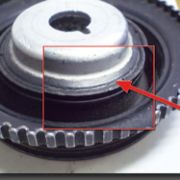 Oberflächenverhärtung mit Mikrorissen ist bei den Schwingungsdämpfern ein Zeichen von Alterung. (Foto: Conti Tech)