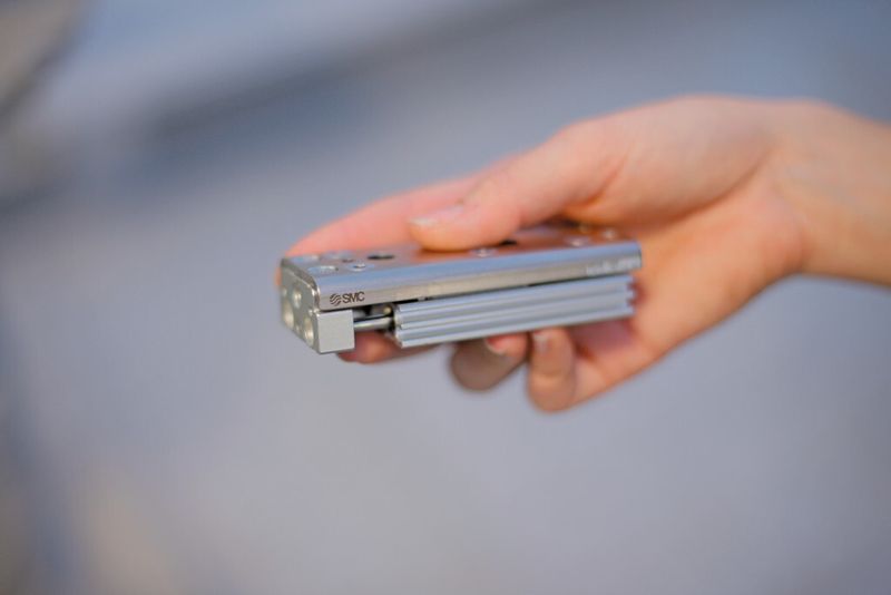 Bild 1: Die pneumatischen Kompaktschlitten sind auf präzise Anwendungen bei geringen Platzverhältnissen ausgerichtet: leicht, kompakt und mit geringer Schlittenhöhe. (Bild: SMC Pneumatik)