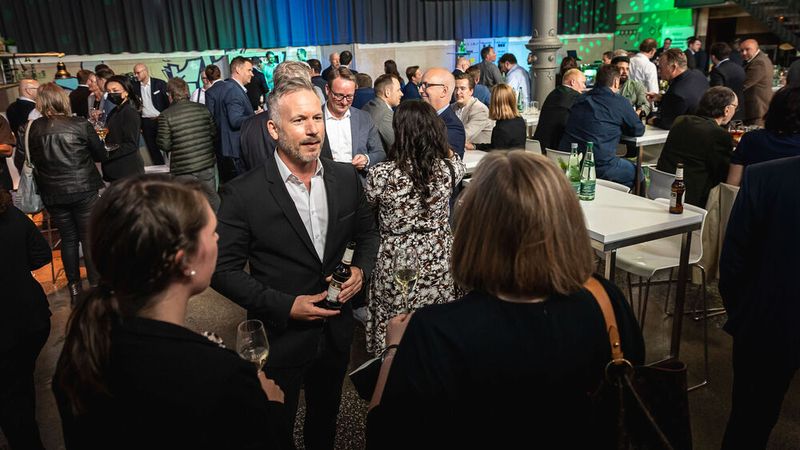 Andreas Daub rechnete noch nicht mit seiner Top-Platzierung, als er mit den Jurymitgliedern Cornelia Kiese (Real Garant) und Silvia Lulei (»Gebrauchtwagen Praxis«) plauderte. (Bild: Stefan Bausewein)