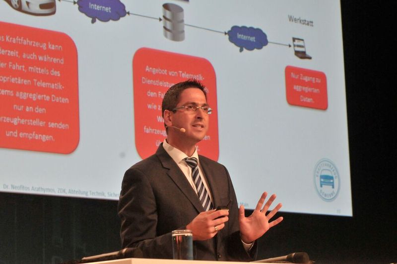 Entwickelt sich der Service analog zum Vertrieb, lautete die Fragestellung des Forum A auf der Bundestagung des Kfz-Gewerbes: Der Automobilhandel wird zunehmend digitalisiert. Gilt das auch für das Werkstattgeschäft? Was passiert, wenn der Service digital wird? (Bild: Zietz/»kfz-betrieb«)