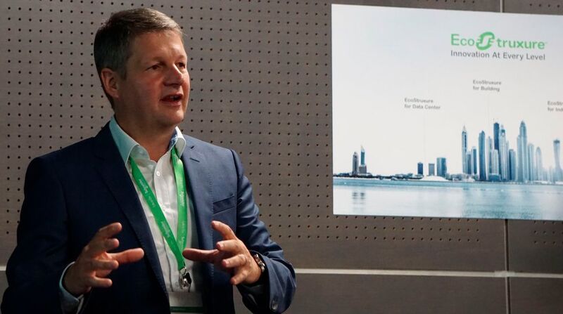 Jürgen Siefert erläutert im Rahmen einer Pressekonferenz wie Schneider Electric mit der Systemarchitektur EcoStruxure seinen Kunden den Weg in die digitale Zukunft ebnet.  (Schneider Electric)