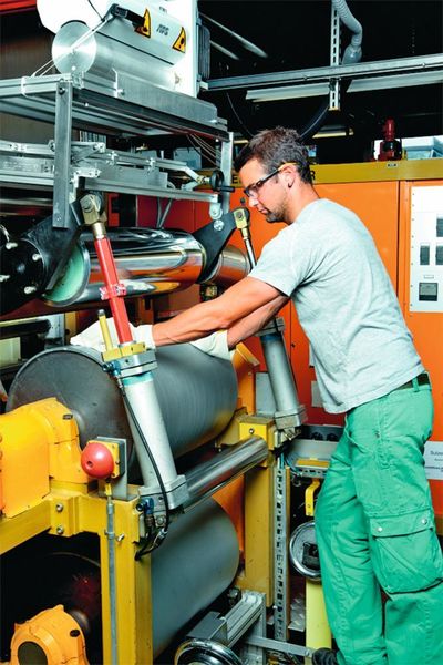 Durch die regelmässige Instruktion von Mitarbeitenden können Unfälle mit wenig Zeitaufwand vermieden werden. (Suva)