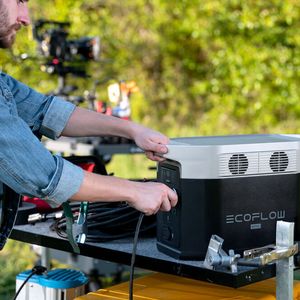 Ob beim Camping in der Wildnis, bei Events, bei Filmproduktionen, beim Arbeiten von unterwegs oder zuhause in den eigenen vier Wänden: mit den Powerstations von EcoFlow ist immer eine Steckdose griffbereit. 
