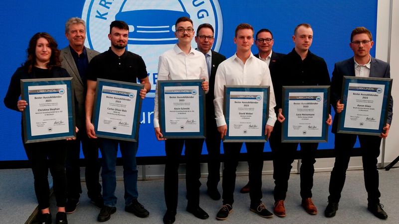 Die Innung des Kfz-Gewerbes Rhein-Neckar-Odenwald, einer der größten Ausbilder in der Region, hat auf dem Mannheimer Maimarkt insgesamt 191 Kfz-Mechatroniker/innen in den Gesellenstand verabschiedet. Bei der Freisprechungsfeier im Handwerkerzelt betonte Obermeister Dietmar Clysters die Herausforderungen, die der Beruf mit sich bringe. In wenigen Branchen habe es in so kurzer Zeit so viele Veränderungen gegeben. „Wer sich hier wiederfindet, kann im Kfz-Handwerk Karriere machen und Zukunft mitgestalten“, so Clysters. Die besten Auszubildenden und deren Ausbildungsbetriebe erhielten zudem eine Auszeichnung für ihre herausragende Leistung.(Bild:  Kfz-Innung Rhein-Neckar-Odenwald)