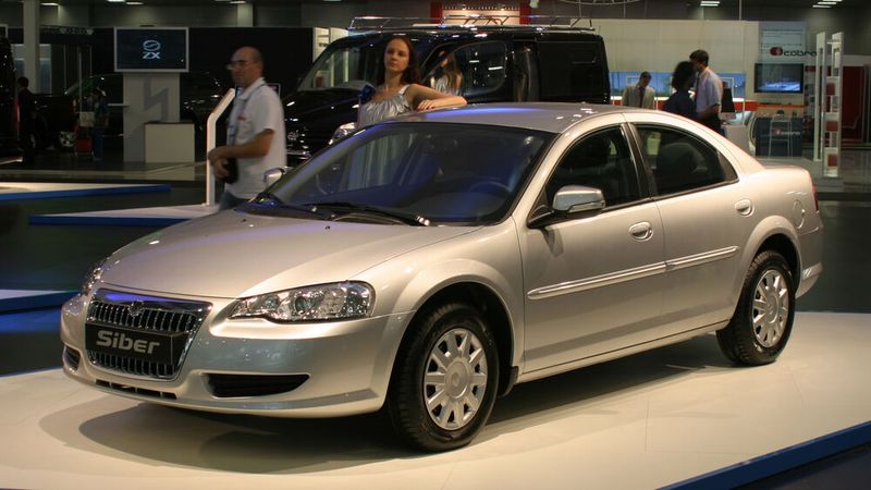 Der Siber war das letzte Modell der Reihe Wolga des Autoherstellers GAZ. Er ist ein Lizenzbau von Chrysler und wurde zwischen 2008 und 2010 hergestellt.(Bild:  Volga Siber Front Moskau Autoshow 2008 26 08.jpg /Basilex / CC BY )