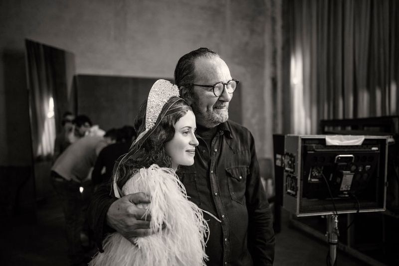 Die britische Schauspielerin Claire Foy in ihrem Julia-Kostüm an der Seite des Fotografen. (Pirelli)