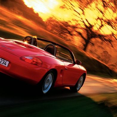 Mit Boxer in Mittelmotorbauweise gegen konventionelle Typen wie BMW Z4, Mercedes SLK oder Audi TT: Im Jahr 2005 startete der Boxster (987) in Neuauflage.  (Bild: Porsche)