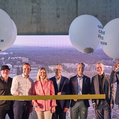 Eröffnungsmoment: Mit einem Knall wurde das Modul 8 offiziell eröffnet. V.l.n.r.: Martin Jandt, Jörg Volleth, Veronika Bienert, Jörg Vocke, Rainer Brehm, Christian Eichinger, Michael Six.  (Bild: Siemens)