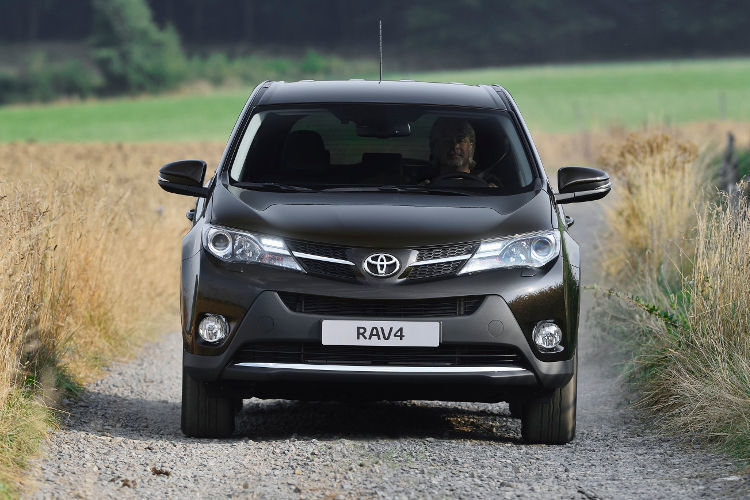 Von außen sieht der kleine Geländewagen schmal und langgezogen aus und erinnert ein wenig an den Wettbewerber Mitsubishi Outlander. (Foto: Toyota)