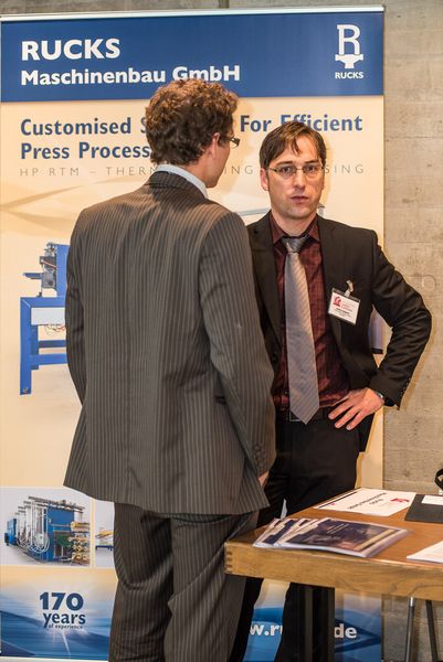 Zu den jüngsten Entwicklungen des Ausstellers Rucks, Glauchau, gehört die Hochdruck-RTM-Presse RKV 283. Das Engineering fand gemeinsam mit einem Kunden statt. Treiber der Entwicklung sind die Verkürzung der Zykluszeiten und die hohe Anwendungsflexibilität, die eine kundenspezifische Maschinenanpassung vereinfacht. (Bild: Mack)