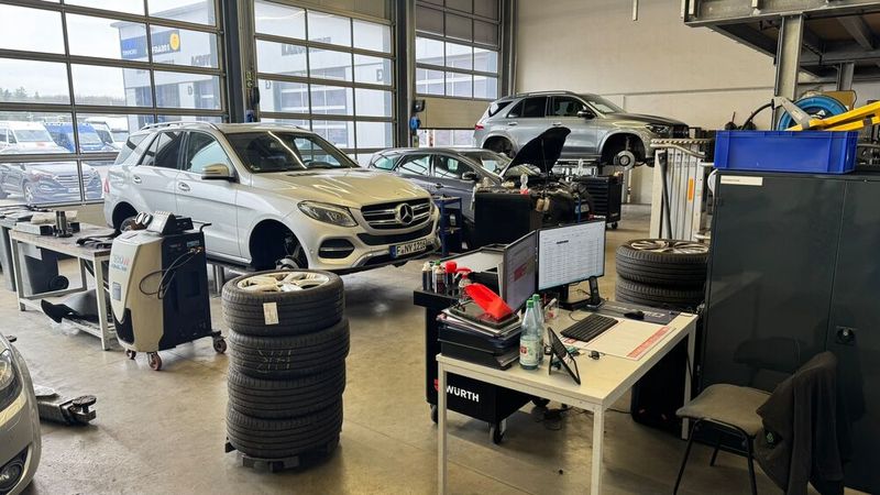 Fünf Hebebühnen, Zweischichtbetrieb, Werkstattbetrieb bis 22 Uhr – die Werkstatthalle ist das Herzstück des Betriebs. (Bild: Schreiner – VCG)
