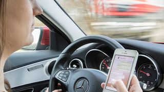 Wenn sich das Auto um vieles selbst kümmert, verleitet das den Fahrer zu anderen Tätigkeiten. (Bild: Allianz)