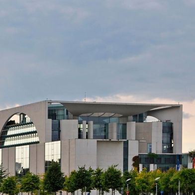 Im Bundeskanzleramt in Berlin ist vor Kurzem ein schriftlicher Appell von vier Wirtschaftsverbänden angekommen, gerichtet an Bundeskanzler Friedrich Merz. Es geht um nicht weniger als die Rettung der deutschen Industrie, wie es scheint ... (Bild: Baunetz)