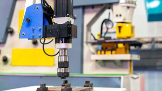 Servoantrieb im Einsatz: er verspricht exakte Positionierung und hohe Dynamik. (Bild: Surasak - stock.adobe.com)