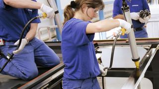 Besucher der Innotrans 2018 können sich auf dem Sika-Messestand die fachgerechte Applikation der Produktinnovationen zeigen lassen und diese auch selbst ausprobieren. (Sika)