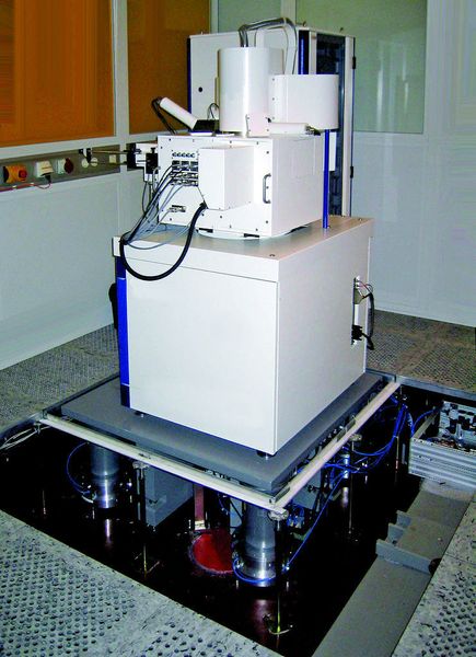 Bild 2: Isolierung von Bodenschwingungen bei einem Elektronenstrahl-Mikroskop. Die Lösung ist eine Stahlplattform mit unterbautem Isoliersystem. Bild: Bilz (Archiv: Vogel Business Media)